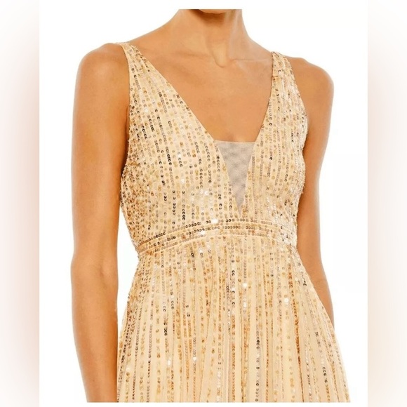 Mac Duggal 10700 NWT Sequin Plunge Neck Gown - Picture 4 of 8